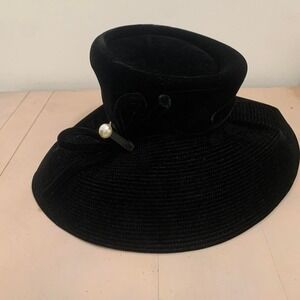 Vintag 1950s black velvet hat with pearl detail